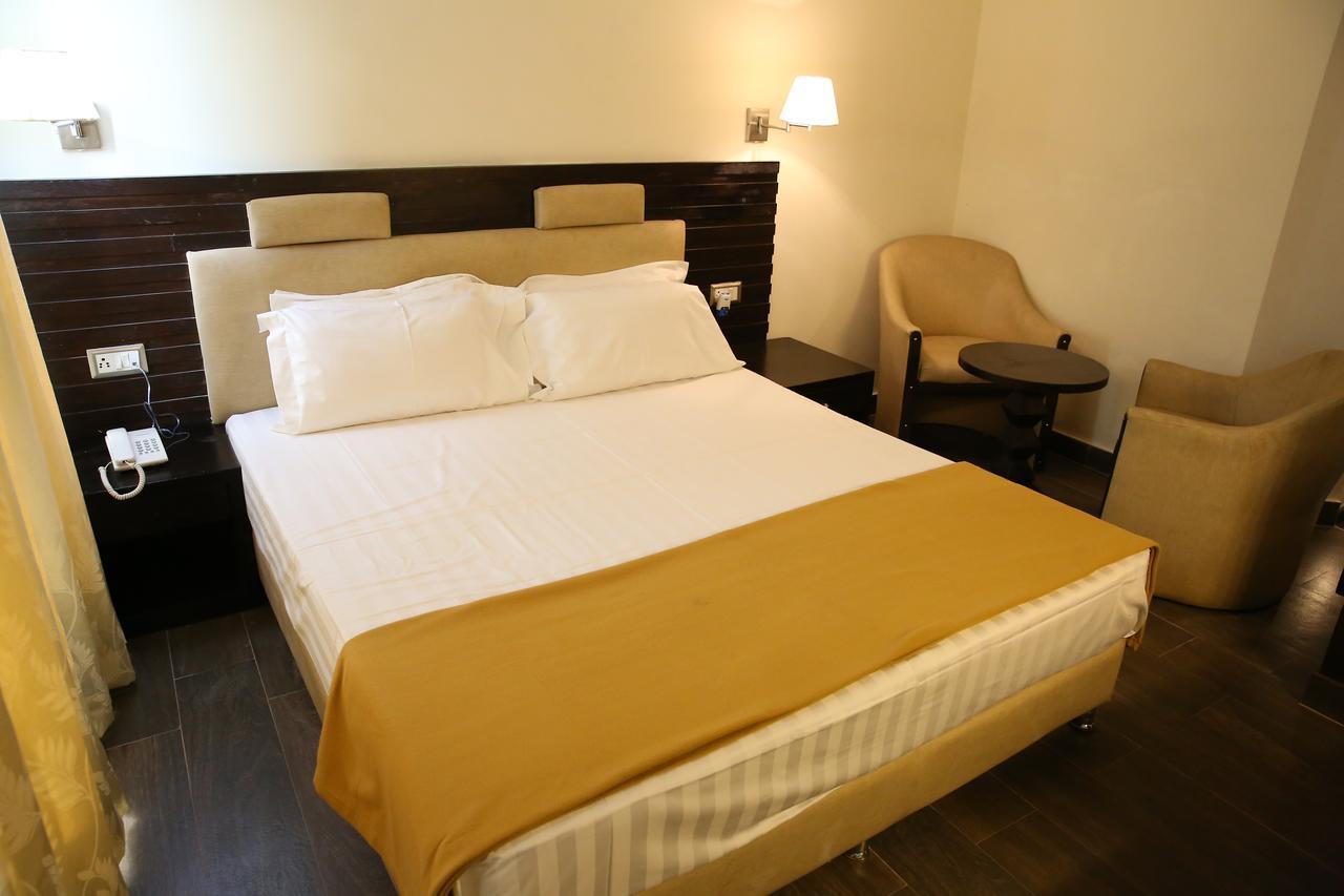 Hotel La Castle Ченнаї Екстер'єр фото